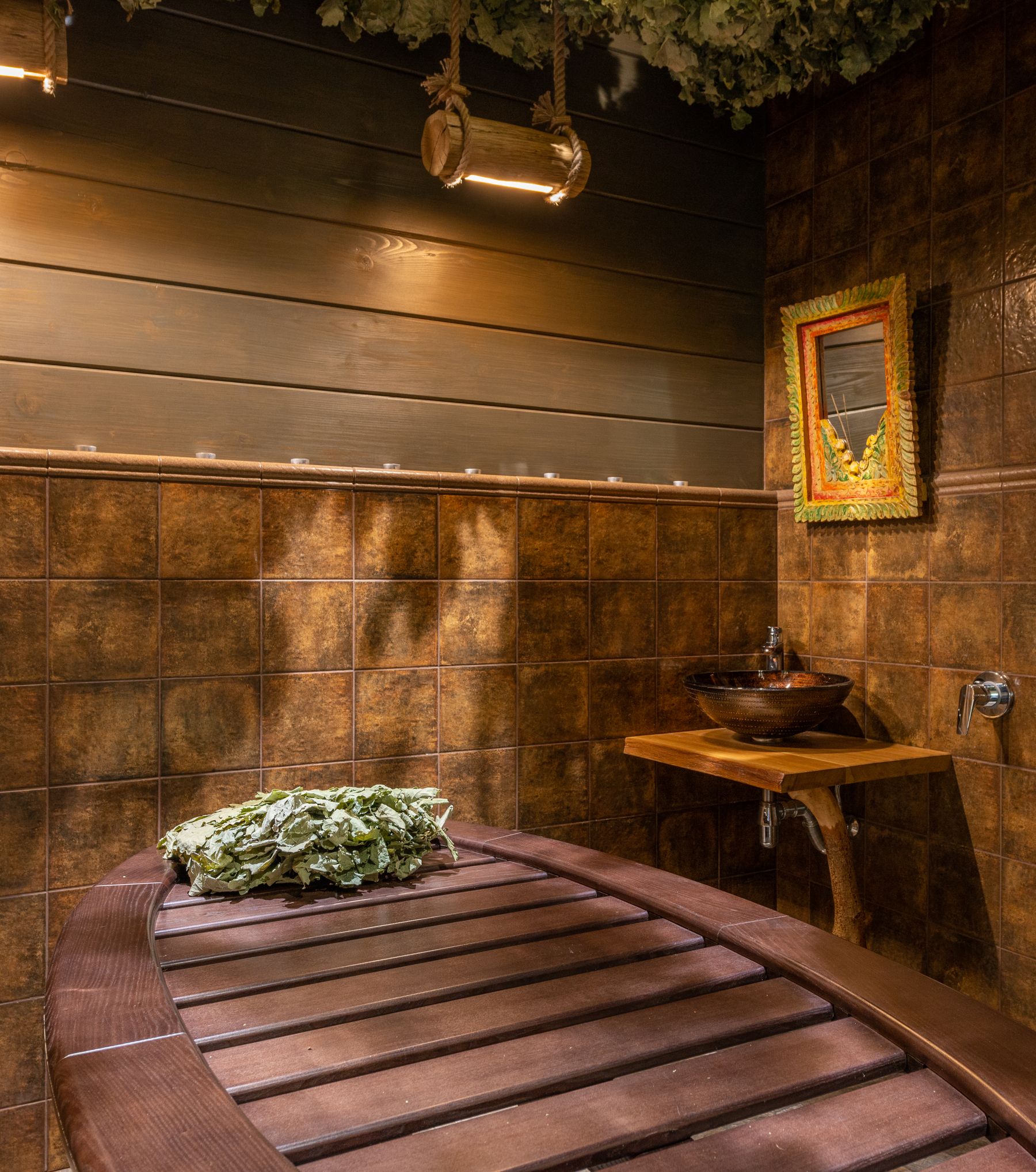 Sala de spa en madera, con luz cálida