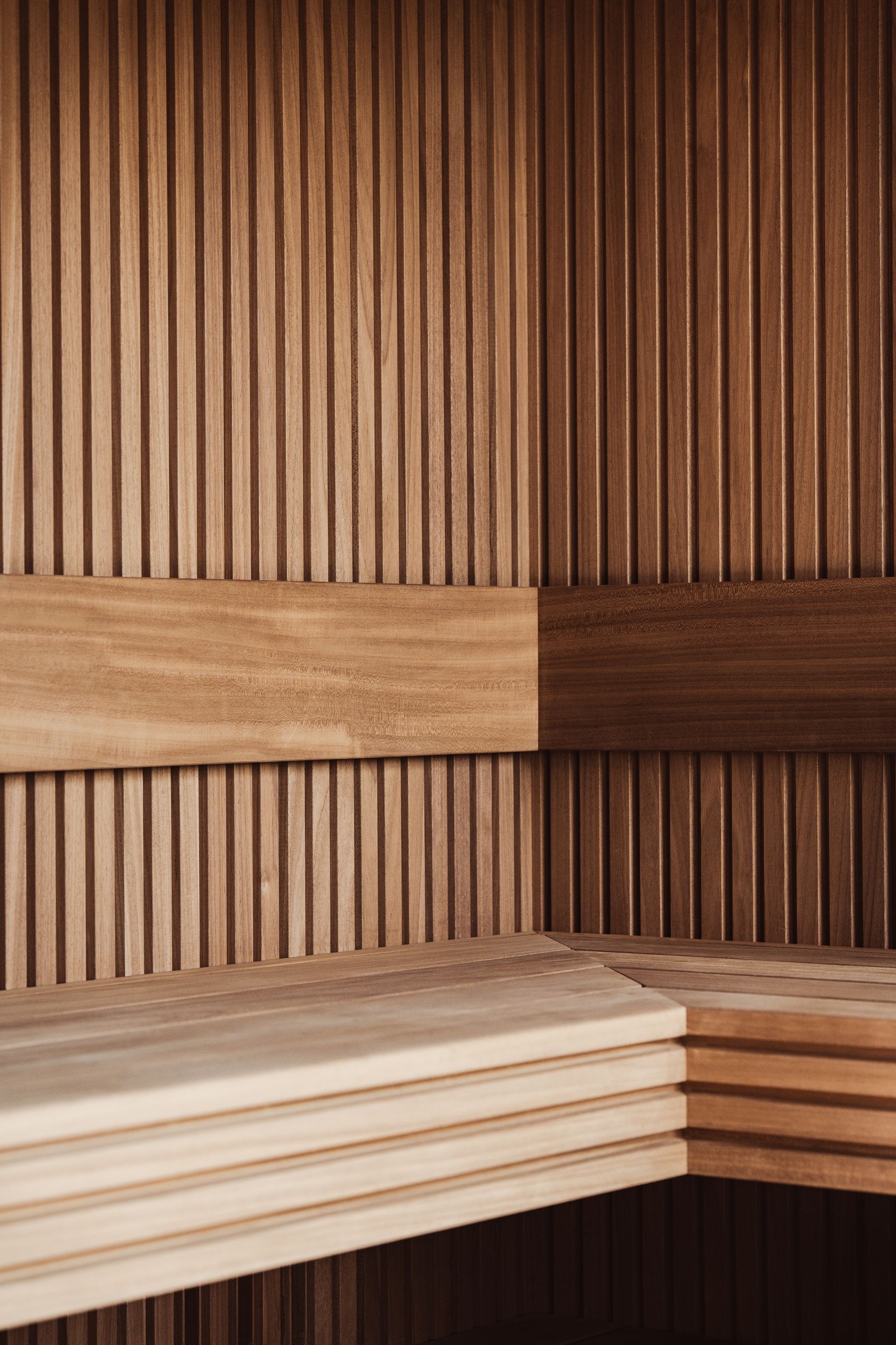 Interior de una sauna de madera