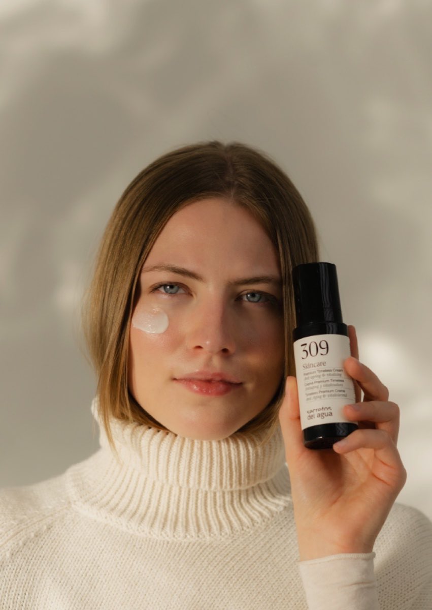 Rostro con producto cosmético aplicado