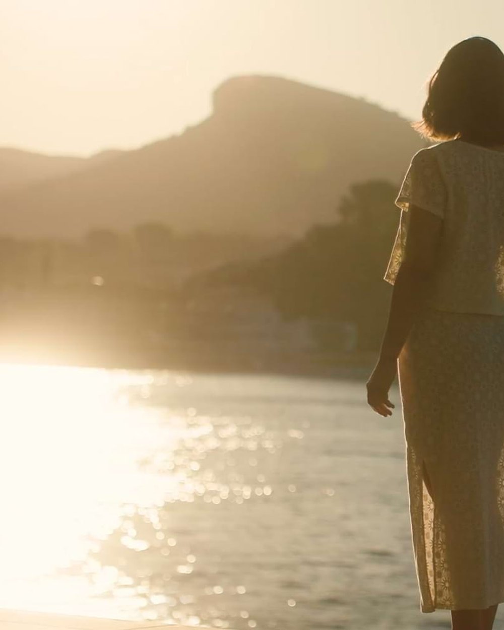 Mujer en el mar al atardecer, campaña de Thalgo